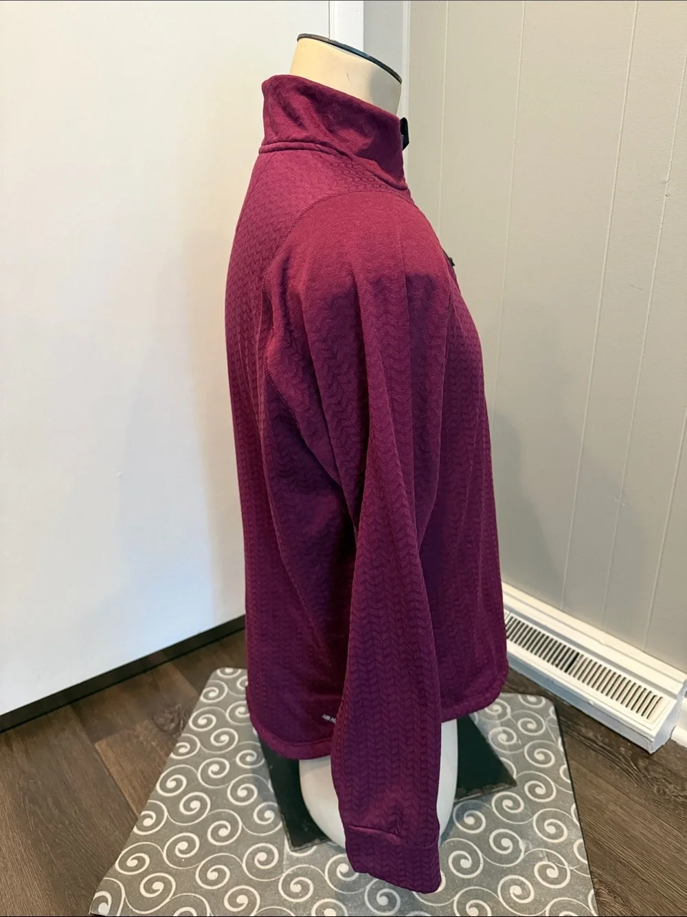 E New Balance Men's Large Maroon Half-Zip Pullover with Black Chest Panel